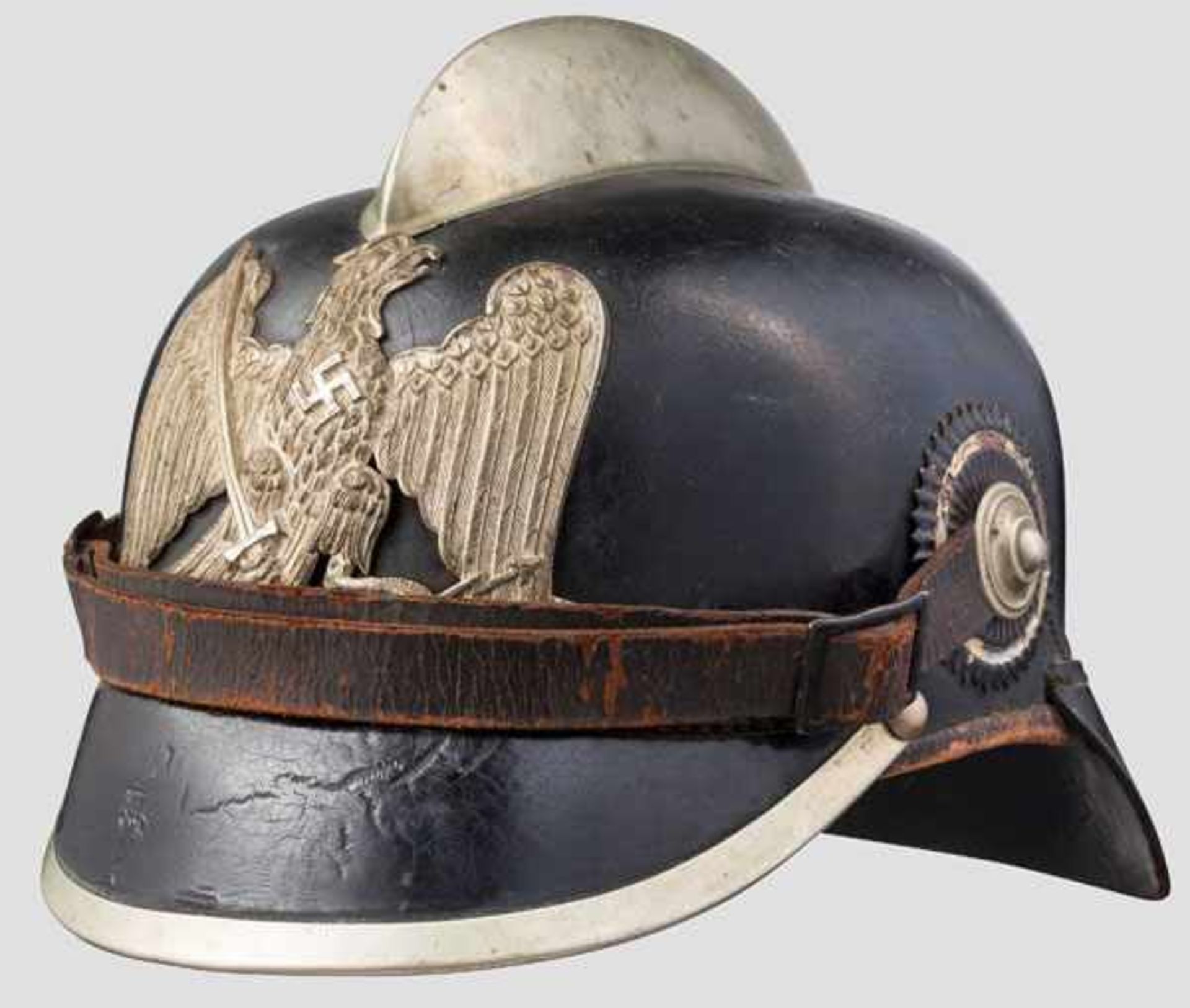 Helm für Mannschaften der Feuerwehr Schwarz lackierte Lederglocke mit Neusilberkamm.