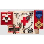 Gruppe Auszeichnungen 2. Weltkrieg mit Helm M 42 Deutsches Rotes Kreuz Ehrenzeichen, 2. Modell,