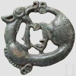 Bronzeapplik mit Rolltier, skythisch, 5. - 4. Jhdt. v Chr. Applikation vom Kopfzaumzeug. Auf der