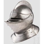 Geschlossener Helm, flämisch, um 1570/80 Einteilig geschlagene Kalotte mit hohem, geschnürltem Kamm,