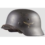 Stahlhelm M 40 mit einem Abzeichen Glocke mit luftwaffenblauer, leicht rauer Originallackierung