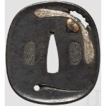 Tsuba, Japan um 1830 Eiserne O Kakumaru Tsuba. Auf glatter Platte mit gestauchtem Rand Darstellung