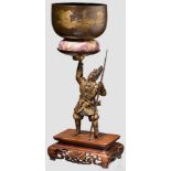 Samurai-Bronze mit Gong, Japan, Meiji-Periode Figur eines stehenden Samurais, aus patinierter,