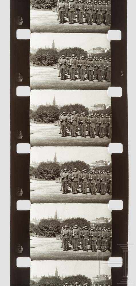 Bundeskanzler Engelbert Dollfuß auf dem Wiener Heldenplatz am 12. September 1933 - 16-mm S/W-Film - Image 2 of 3