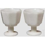 Ein Paar kleine Pokale aus weißem Nephrit, China, 19. Jhdt. Flache Standfüße mit zylindrischen
