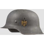 Stahlhelm M 42 der Kriegsmarine mit einem Abzeichen Feldgraue, außenseitig raue Originallackierung