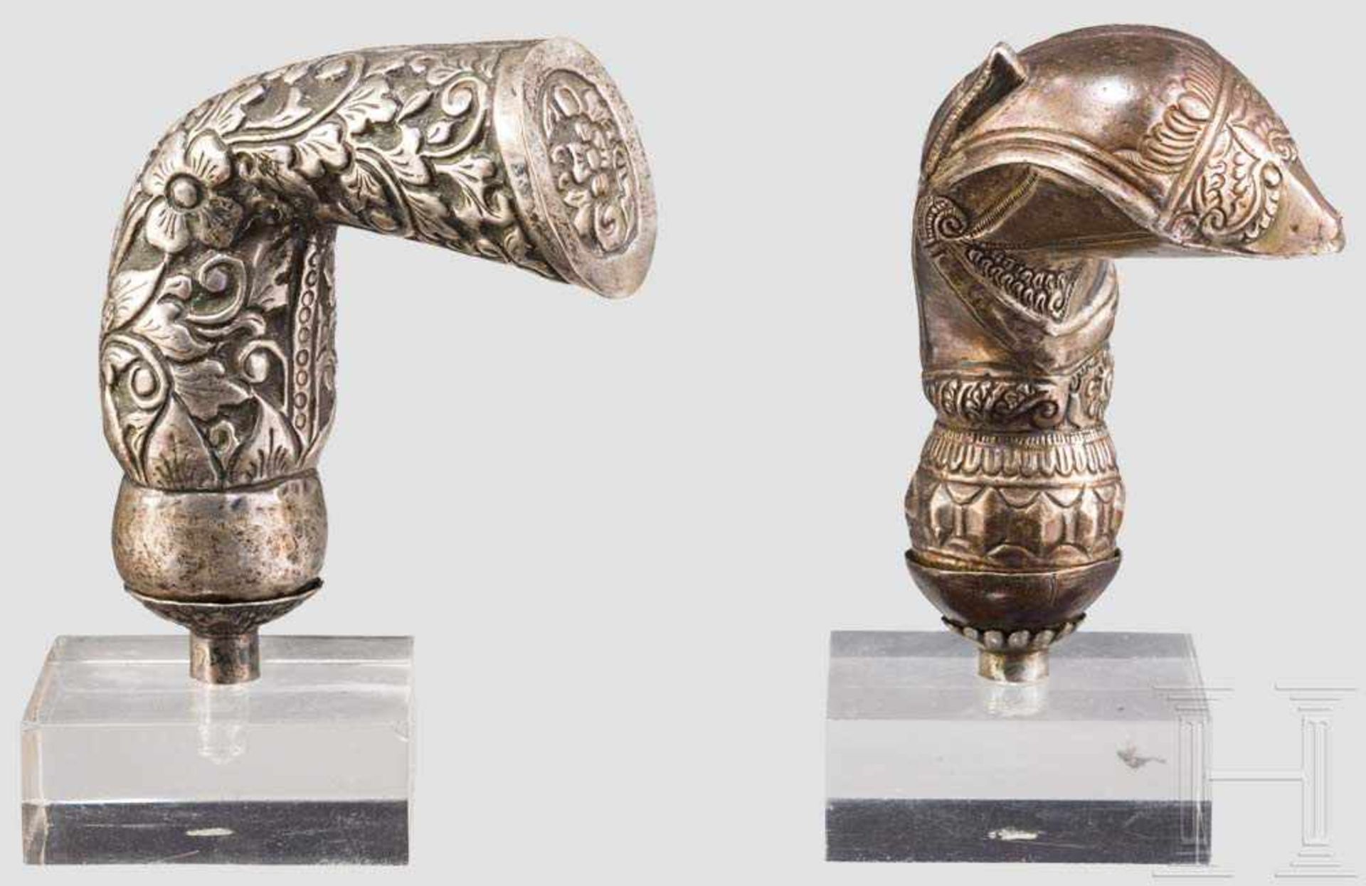 Zwei Krisgriffe aus Silber, Sumatra, um 1900 Jeweils plastischer Griff aus floral getriebenem Silber