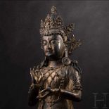 Bodhisattva Guanyin, China, Ming-Dynastie Bronze mit Teilen der Goldlackfassung und Resten von