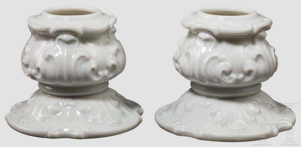 Ein Paar Leuchter, einkerzig Entwurf Franz Nagy, Modellnummer 63. Weißes, glasiertes Porzellan. Im
