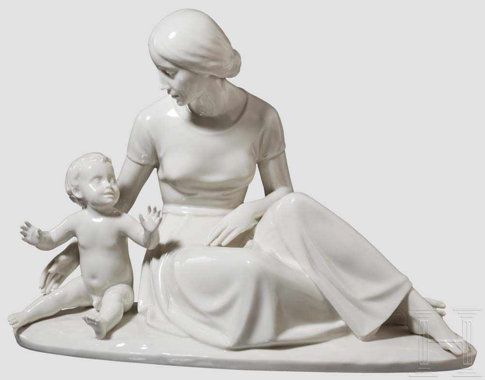 Mutter mit Kind Weiße, glasierte Porzellanfigurengruppe nach einem Entwurf von P. Horn. Im Boden