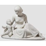 Mutter mit Kind Weiße, glasierte Porzellanfigurengruppe nach einem Entwurf von P. Horn. Im Boden