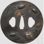 Tsuba, Japan, um 1850 Eiserne Marugata Tsuba im Mito-Stil. Auf glatter Platte Darstellung von Spulen