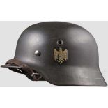 Stahlhelm M 40 des Heeres mit einem Abzeichen Glocke mit feldgrauer Originallackierung und zu ca. 95