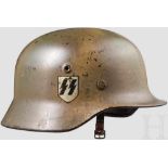 Stahlhelm M 40 der Waffen-SS mit Tarnanstrich und einem Abzeichen Sandfarben-grünlicher Tarnanstrich