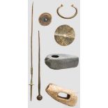 Steinaxt und Geweihfutter, spätneolithisch, Nadeln, Zierscheiben und Armring, späte Bronzezeit 1)