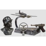 Ascher mit Flugzeug, KFZ-Standerspitze, Spielzeug-Luger und kleine Soldatenbüste Schwerer,