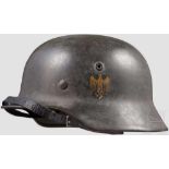 Stahlhelm M 40 der Kriegsmarine mit einem Abzeichen Die Glocke mit feldgrauer, außenseitig rauer