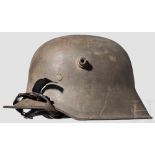 Stahlhelm M 18 Feldgraue Originallackierung, eiserner Innenring mit Dreilaschenfutter und