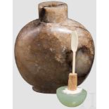 Snuffbottle aus poliertem Stein, China, 19. Jhdt. Runde Flasche aus hellgrauem, schwarz geädertem