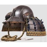 Hiasan Hane Mono, Japan, um 1850 Einem Hineno-Helm ähnliche Kalotte aus drei Platten mit einem