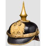 Helm für Reichsbeamte, um 1900 Schwarz lackierte Lederglocke mit vergoldeten Messingbeschlägen.