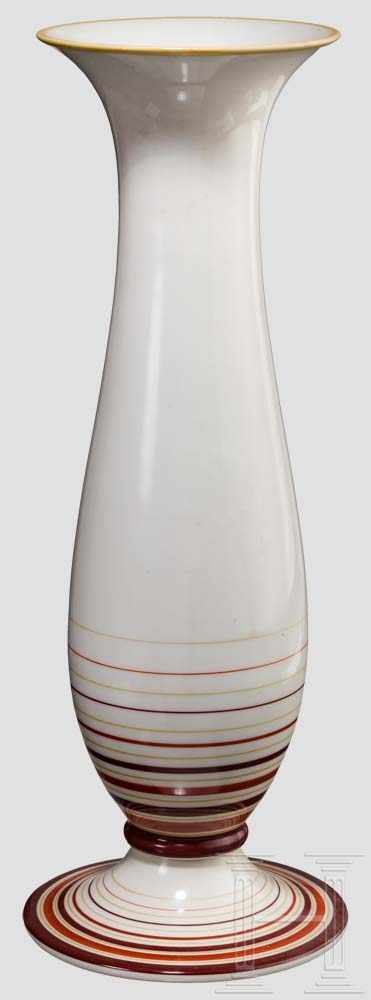 Hohe Vase Weißes, glasiertes Porzellan mit umlaufendem, braunem und ockerfarbenem Liniendekor.