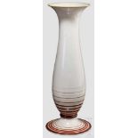 Hohe Vase Weißes, glasiertes Porzellan mit umlaufendem, braunem und ockerfarbenem Liniendekor.