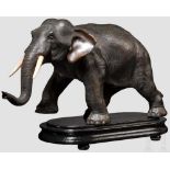 Bronze-Elefant, China, um 1900 Vollplastisch und hohl gegossener Elefant aus schwarz patinierter