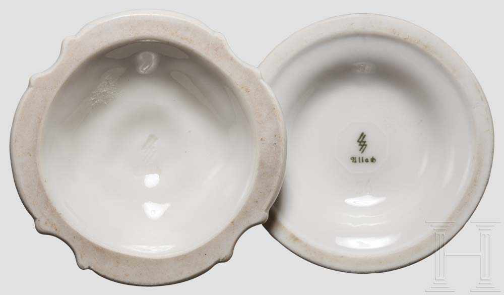 Zwei Kerzenleuchter Jeweils weißes glasiertes Porzellan. Einflammiger barocker Kerzenhalter, - Image 2 of 2