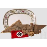 Geschnitzter Holzadler, KFZ-Stander der Luftwaffe, Armbinde und Mettlach-Platte Teilvergoldeter