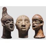Drei Terrakottaköpfe aus Nigeria, darunter einer im Ife-Stil Kopf aus beigem Ton, mit markanter,