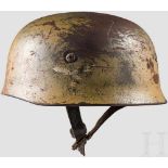 Stahlhelm M 38 für Fallschirmjäger mit Tarnanstrich Glocke mit sandfarbenem Tarnanstrich, flugrostig