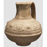 Bauchige Kanne mit Reliefdekor, Syrien/Persien, 12./13. Jhdt. Bauchiges Gefäß aus heller,