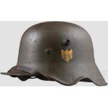 Stahlhelm M 18 der Kriegsmarine mit Ohrenausschnitt und beiden Abzeichen Feldgrau übermalte Glocke