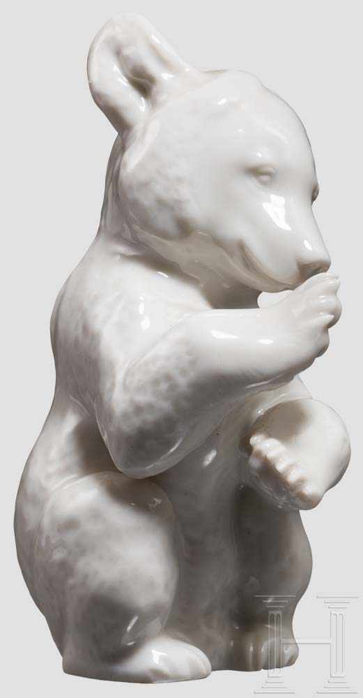 Bittender Bär Weiße, glasierte Porzellanfigur nach einem Entwurf von Prof. Theodor Kärner,