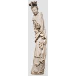 Große Elfenbeinfigur der Guanyin, China, 19. Jhdt. Einteilig aus einem großen Stoßzahn geschnitzte