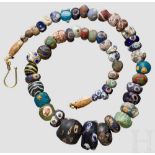 Modern aufgefädelte Kette mit antiken Glasperlen, eisenzeitlich bis römisch 54 antike Perlen