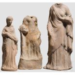 Drei Tonskulpturen, griechisch, 3. - 2. Jhdt. v. Chr. Drei Frauenplastiken. 1) Vollständige Figur