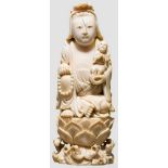Guanyin aus Elfenbein, China, späte Ming-Periode Einteilig geschnitzte Figur aus Elfenbein mit