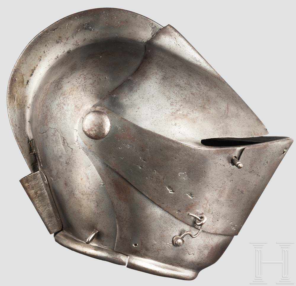 Geschlossener Helm, deutsch oder italienisch, um 1570/80 Einteilig geschlagene Kalotte mit - Image 3 of 9