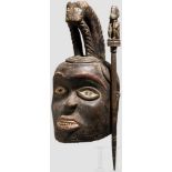 Tanzmaske und Häuptlingsstab, Afrika Einteilig geschnitzte hölzerne Maske mit schwarzer und roter
