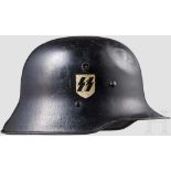 Stahlhelm M 18 der SS mit beiden Abzeichen Schwarz übermalte Glocke mit jeweils zu ca. 90 %