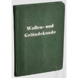 Handbuch über Waffen- und Geländekunde der Deutschen Volkspolizei, DDR Grüner Leinenumschlag mit