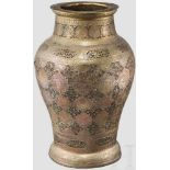 Durchbrochene Ziervase, Persien, 19. Jhdt. Große, bauchige Vase mit fein graviertem und