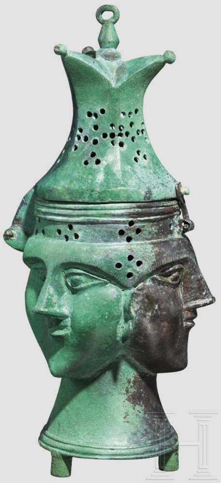 Seldschukisches Räuchergefäß aus Bronze, 12. - 13. Jhdt. Dreigesichtiger Korpus auf konischem - Bild 2 aus 5