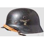 Stahlhelm M 35 mit einem Emblem Die Glocke mit originaler, luftwaffenblauer Glattlackierung und