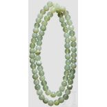 Perlenkette aus grüner Jade, China, 18./19. Jhdt. Halskette aus Perlen hellgrüner Jade, mit ca. 11