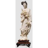 Elfenbeinfigur der Guanyin, China, um 1900 Vollplastisch geschnitzte Figur aus Elfenbein, in den