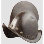 Geschwärzter Morion, Nürnberg, um 1600 Einteilig geschlagene, original geschwärzte Kalotte mit