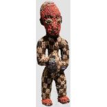 Fetischfigur der Bamum, Kamerun Stehende, aus Holz gefertigte Männerfigur. Der textile Überzug
